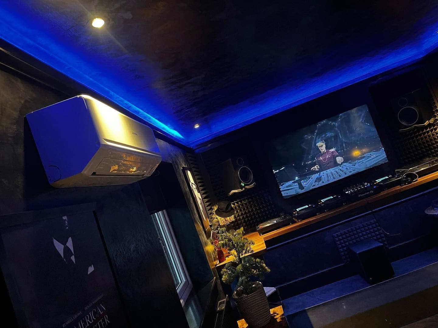 A recent installation completed in a bespoke man cave in Southampton, providing the perfect climate-controlled environment for the customer to stay cool and comfortable while mixing. Designed for year-round comfort and performance, this installation delivers efficient and reliable cooling in a unique and personalised space.