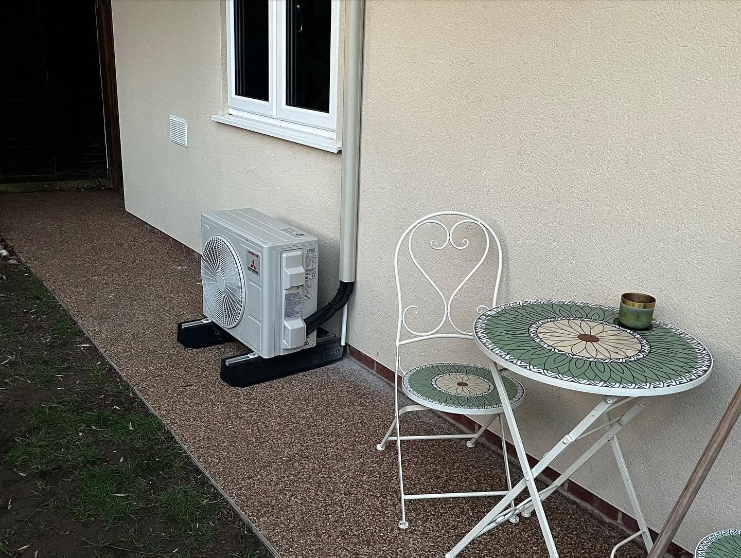 A recent installation completed in a bespoke man cave in Southampton, providing the perfect climate-controlled environment for the customer to stay cool and comfortable while mixing. Designed for year-round comfort and performance, this installation delivers efficient and reliable cooling in a unique and personalised space.